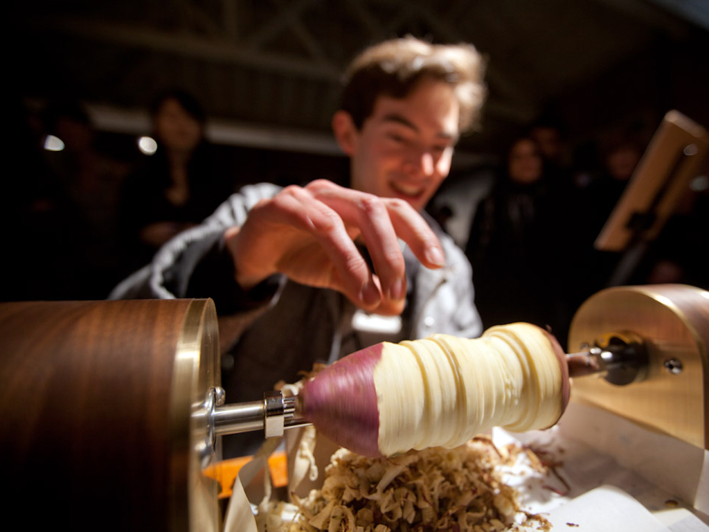 manual feed lathe / in action