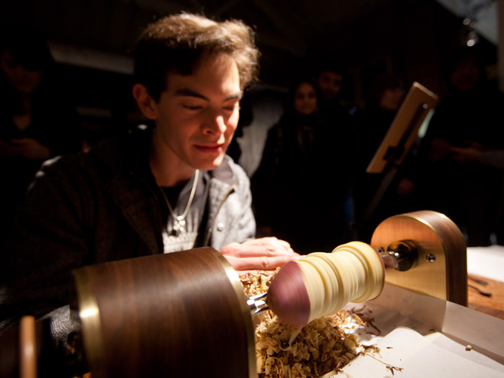 manual feed lathe / in action