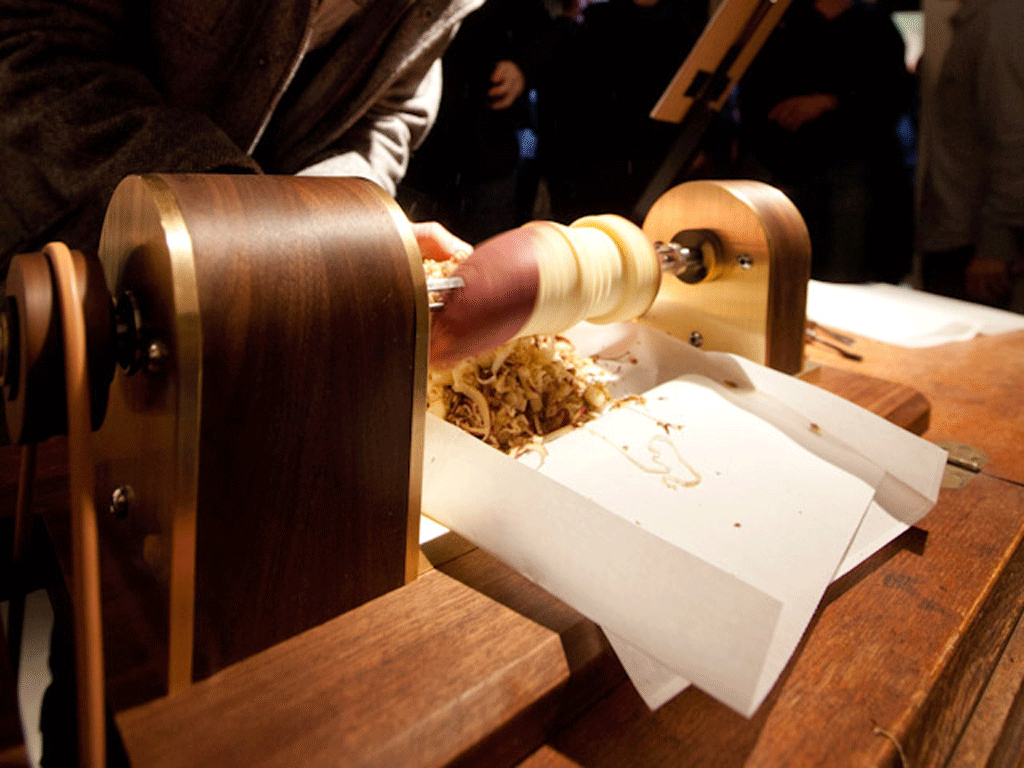 manual feed lathe / turning